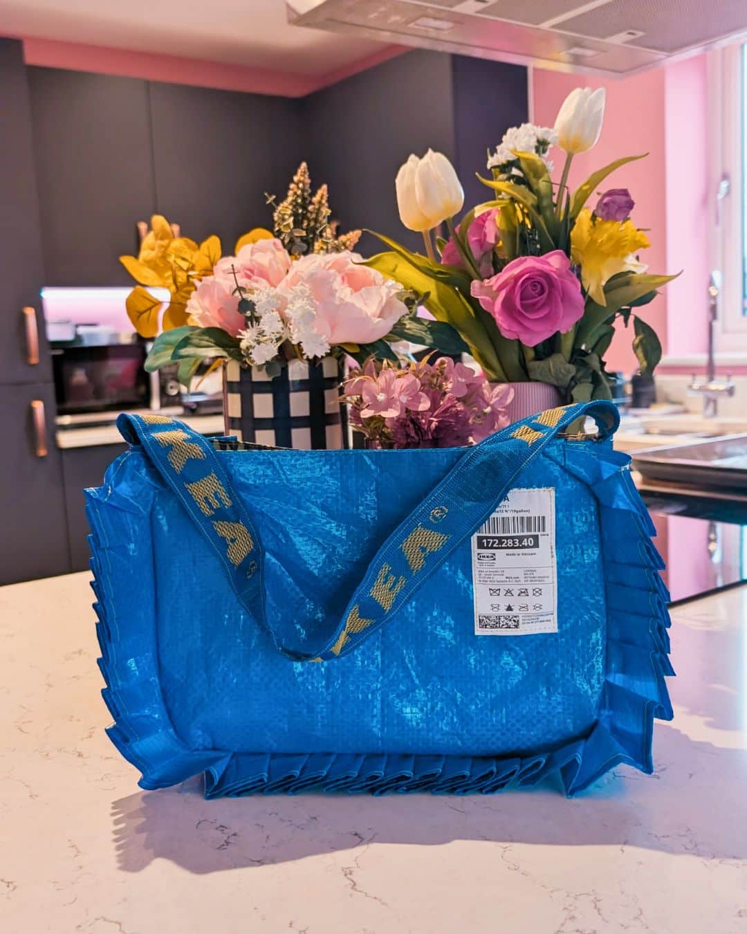 ruffle handbag made from IKEA FRAKTA blue bag