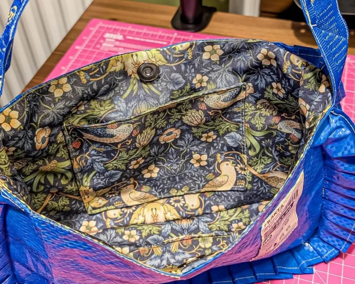 handbag made from IKEA FRAKTA blue bag, lining with flower fabric